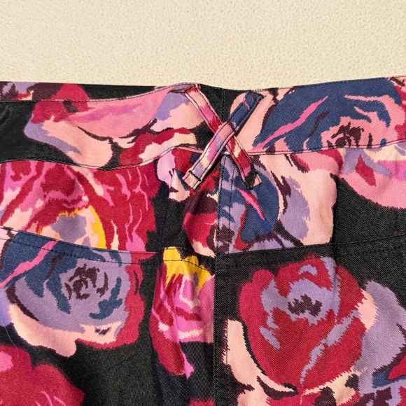 (11/12) An Express Bounty of Slightly Shimmering Roses on Black, Wide-Leg Capri - Picture 9 of 13